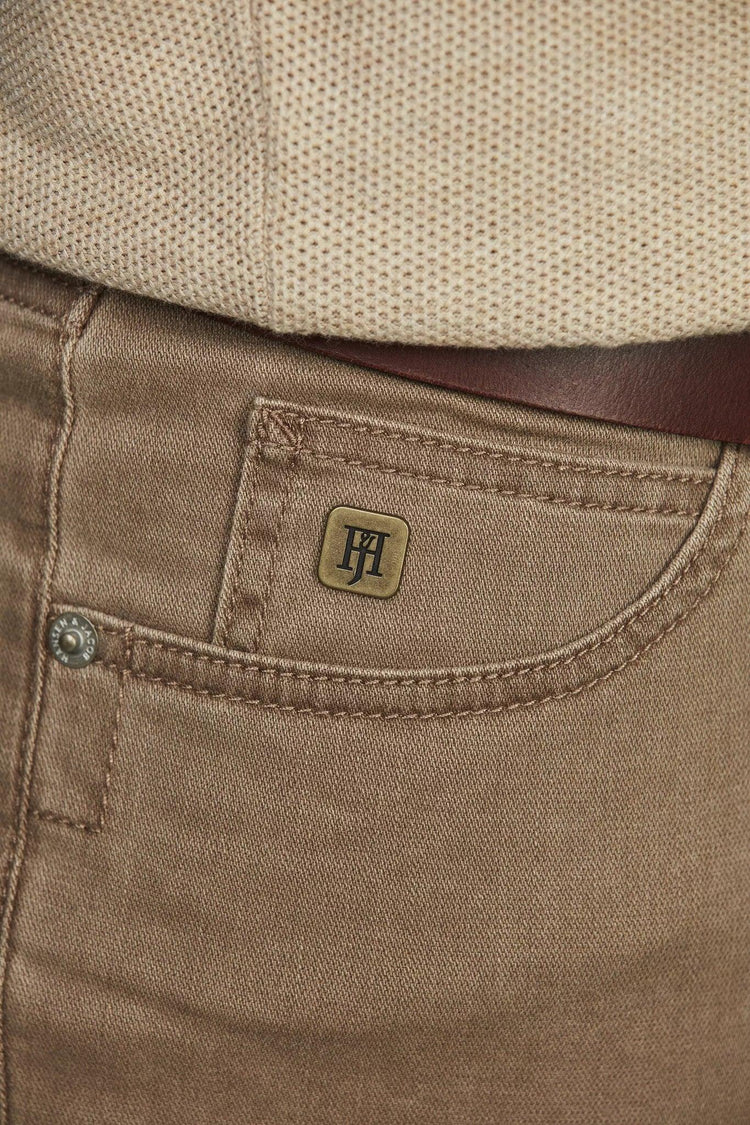 5pkt silk touch okado herr byxa – detalj av ljusbrun ficka med metallbricka