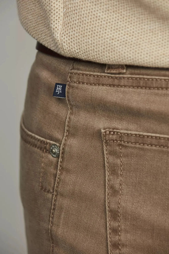 Trousers herr byxa i ljusbrunt, närbild på ficka och sömmar