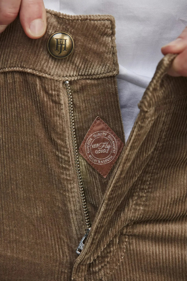 Beiga manchesterbyxor herr detaljbild med blixtlås och knapp – Holmens Herr