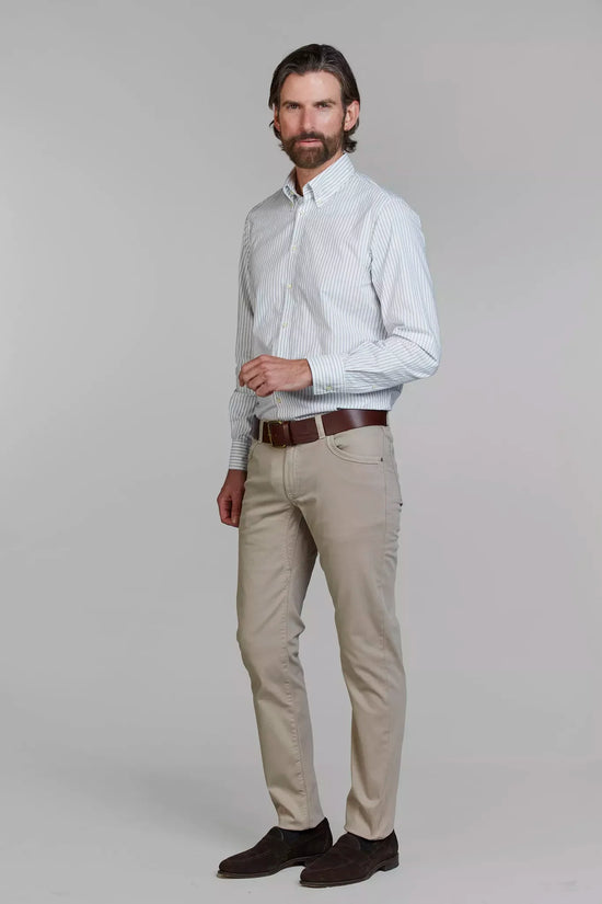 Eton vit skjorta med blå ränder slim fit herr, beige byxor och brun skärmmössa