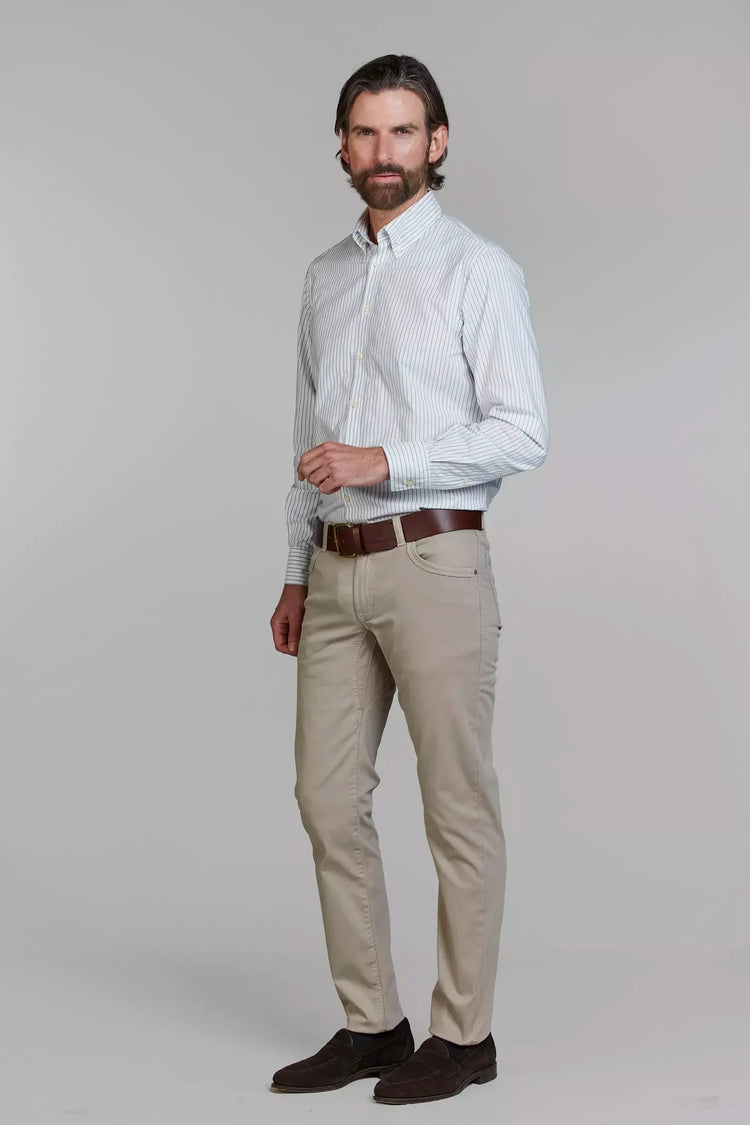 Eton vit skjorta med blå ränder slim fit herr, beige byxor och brun skärmmössa