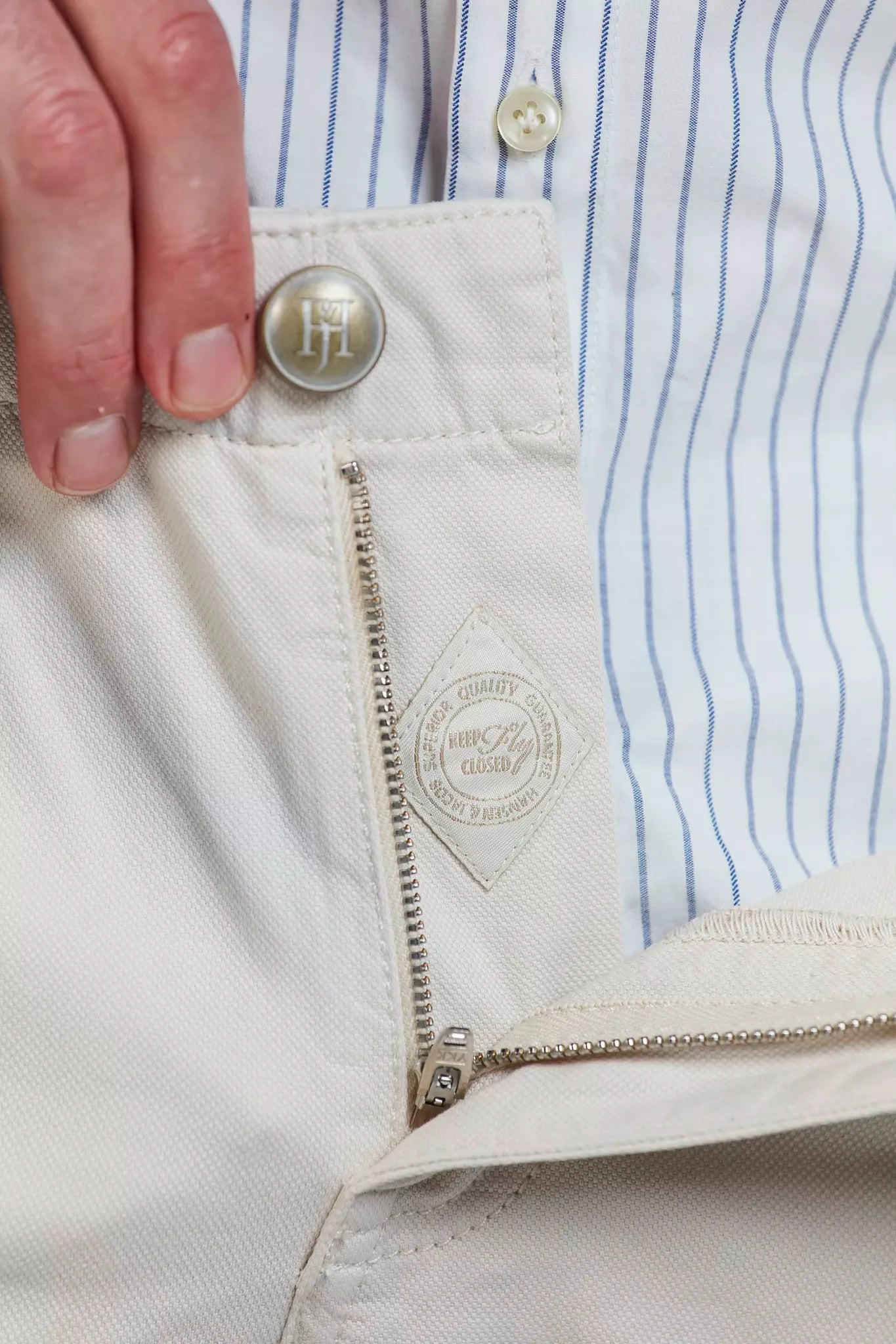 Eton vit skjorta med blå ränder, beige byxor herr