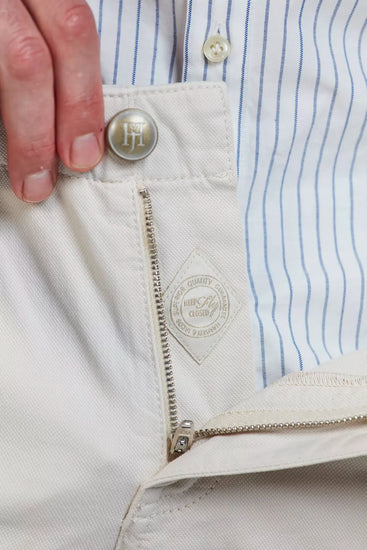 Eton vit skjorta med blå ränder, beige byxor herr