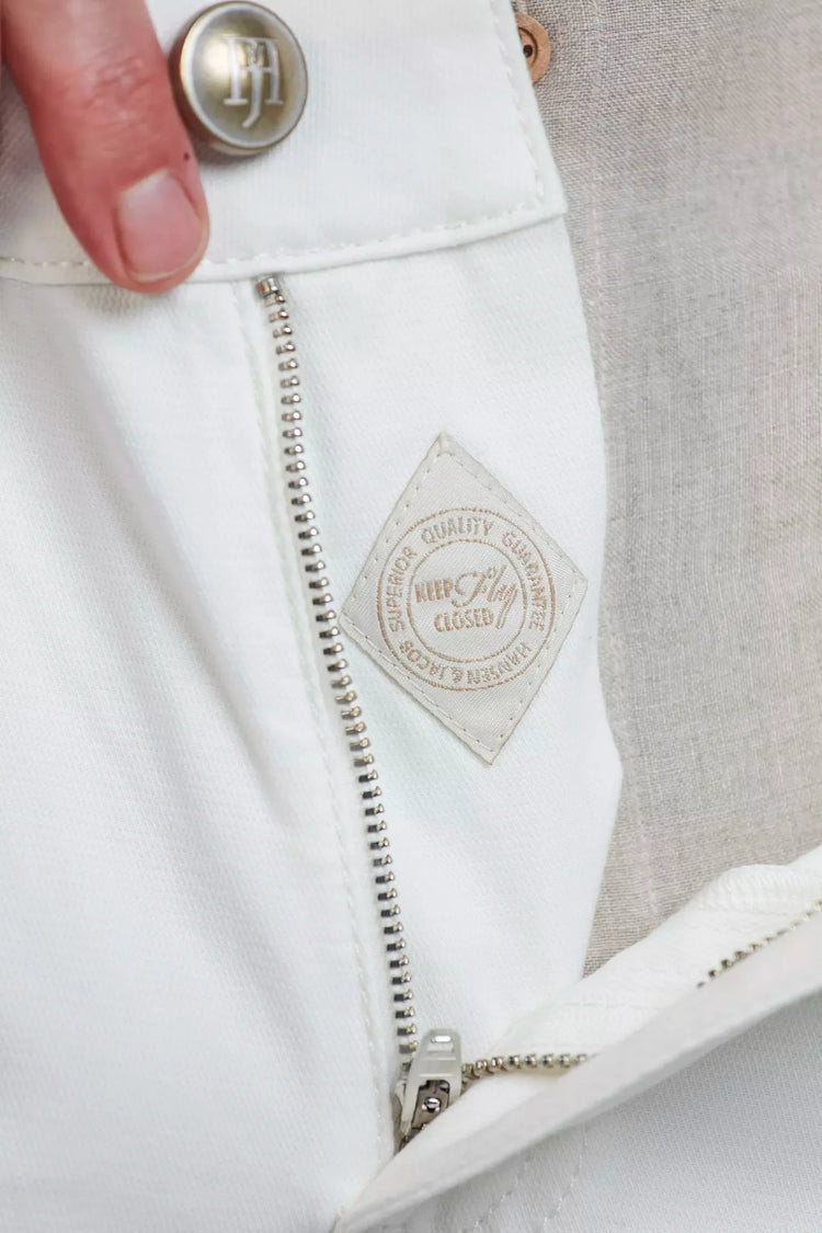 Hansen & Jacobs vit jacka med dragkedja och knapp, beige detalj