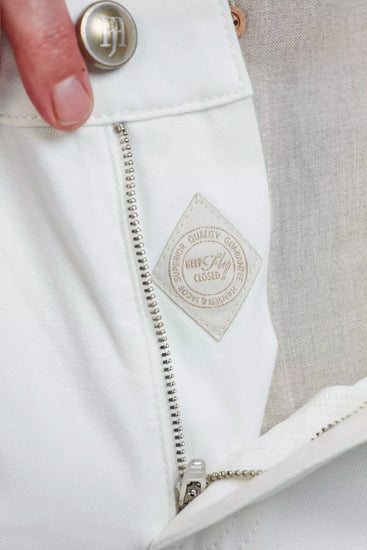 Hansen & Jacobs vit jacka med dragkedja och knapp, beige detalj