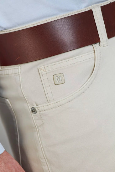 Holmens Herr beige chino byxor med brun läderrem