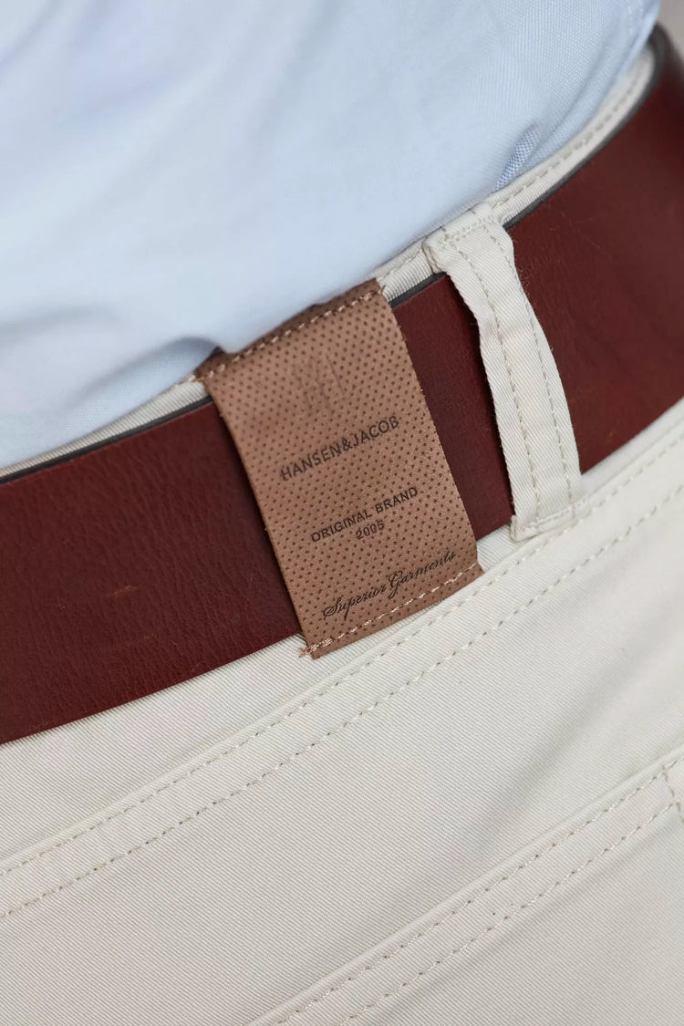Hansen & Jacob brun läderbälte herr med vit skjorta och beige byxor