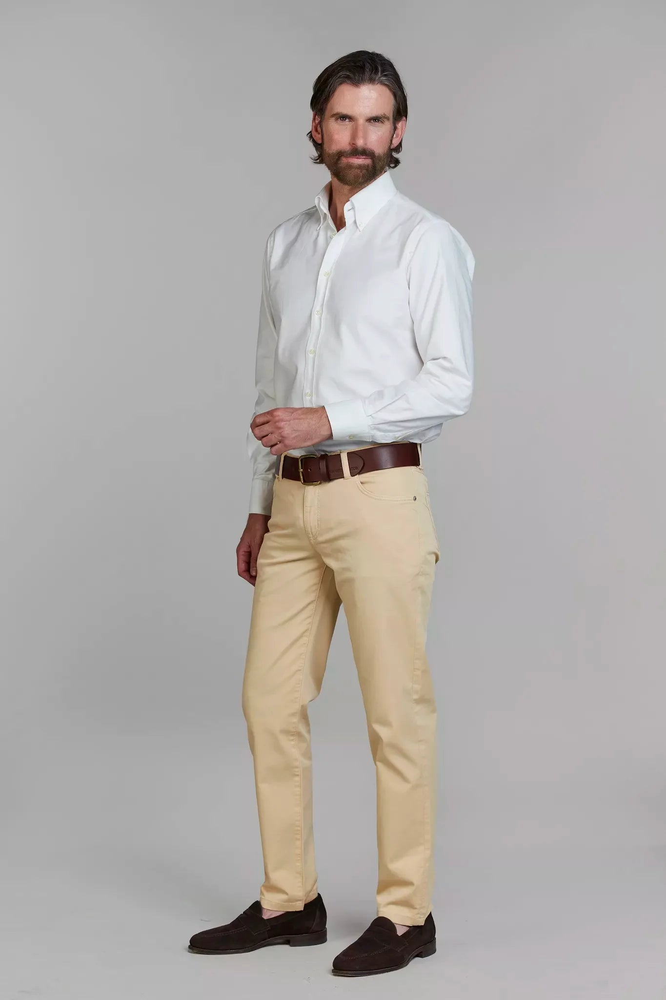Eton vit skjorta slim fit herr med beige byxor och brun bälte