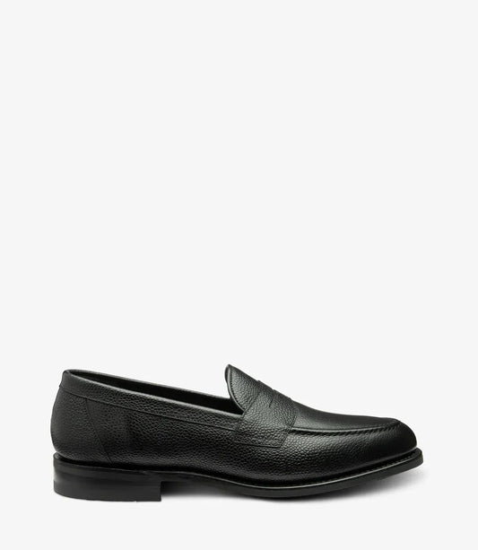 Svart penny loafer herrsko i läder, klassisk och elegant design, sidovy mot vit bakgrund
