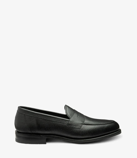 Svart penny loafer herrsko i läder, klassisk och elegant design, sidovy mot vit bakgrund