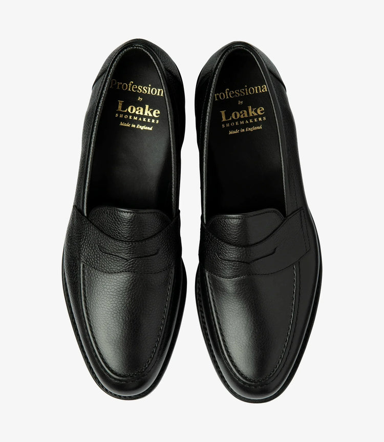 Svarta loafers i läder för herr, klassisk design med låg klack och präglad ovandel.