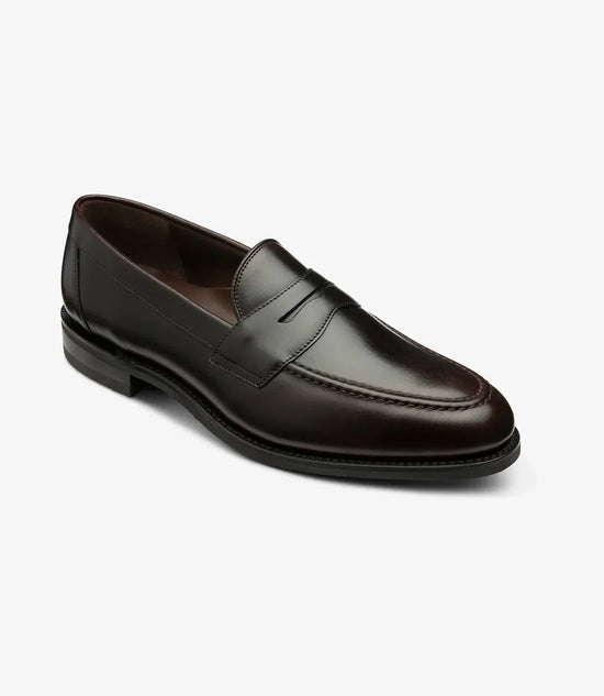 Klassisk brun lädersko loafer för herr, med stilren design och slät ovandel