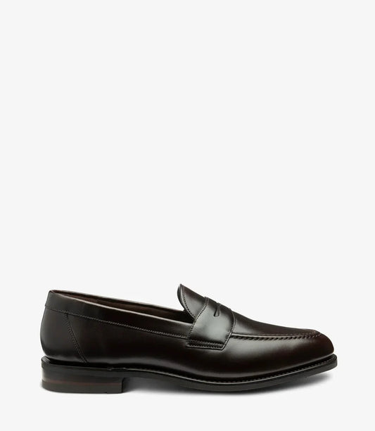 Klassisk brun loafers herrsko i läder, stilren design, sedd från sidan mot vit bakgrund