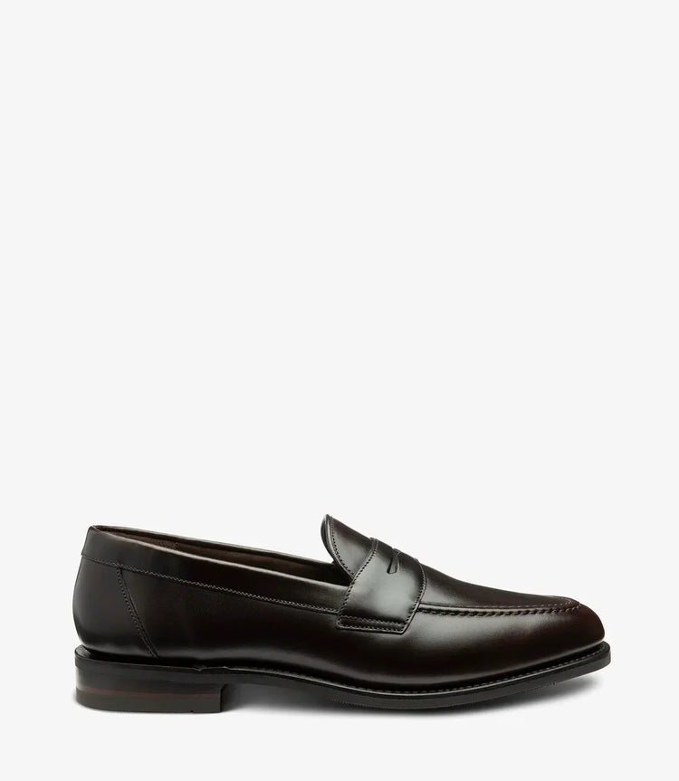 Klassisk brun loafers herrsko i läder, stilren design, sedd från sidan mot vit bakgrund