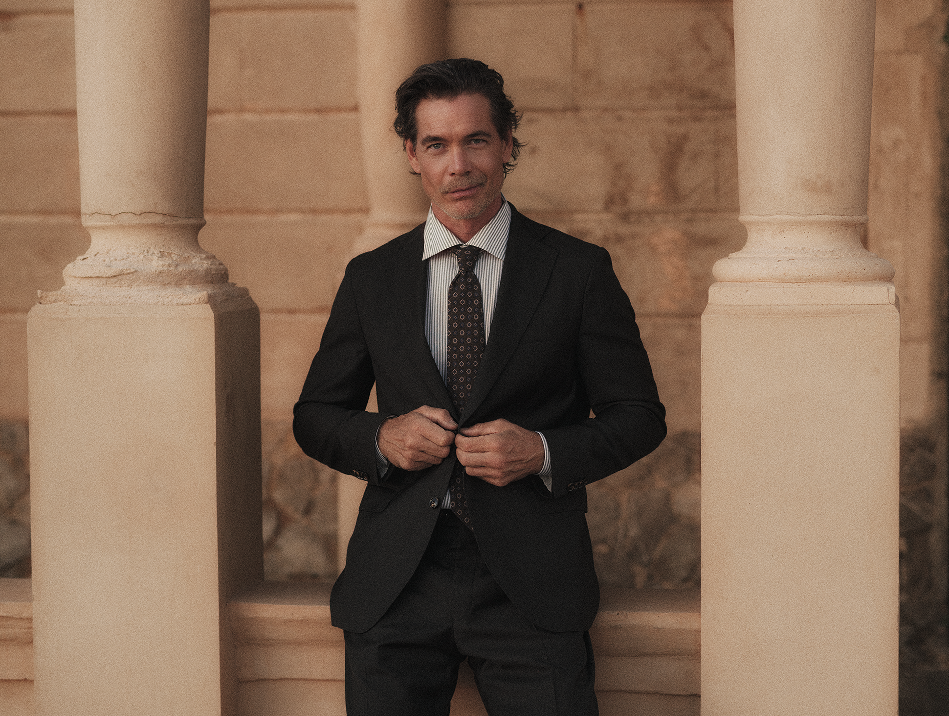 Mörk kostym herr med skjorta och slips – klassisk och elegant stil från Holmens Herr