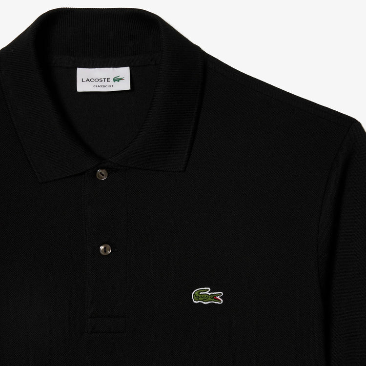 Svart pikétröja herr med krage och knappslå, broderad logotyp på bröstet