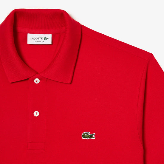 Röd pikétröja herr med krage och knappslå, klassisk stil, broderad logotyp på bröstet