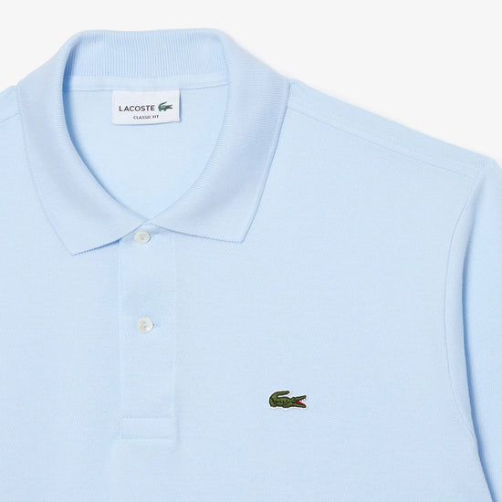 Ljusblå pikétröja herr med krage, knäppning och broderad logotyp på bröstet