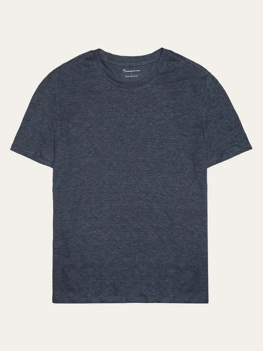 Marinblå linnet t-shirt herr, rund hals, kort ärm, klassiskt snitt på vit bakgrund