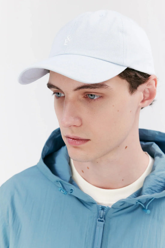 Sky blue keps herr med broderad logotyp framtill
