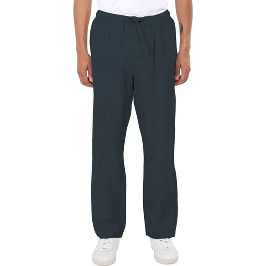 Herrbyxa i linne med dragsko, mörkblå, avslappnad passform, vit t-shirt, sneakers