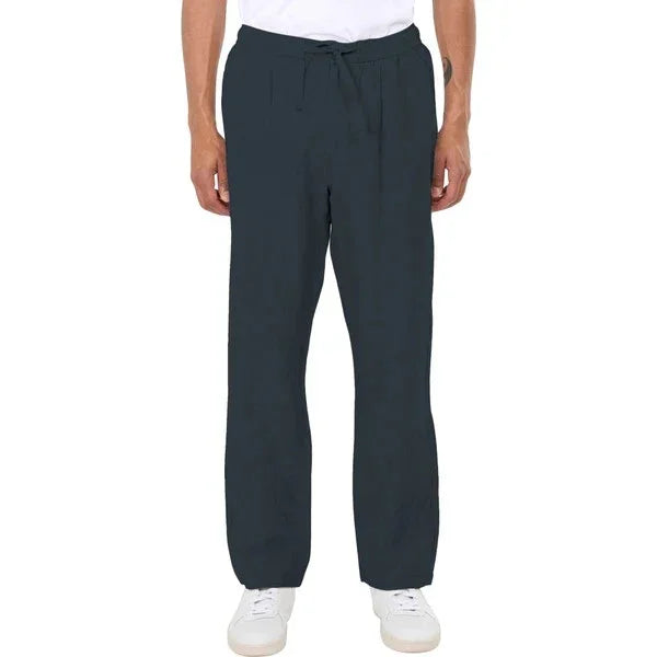 Herrbyxa i linne med dragsko, mörkblå, avslappnad passform, vit t-shirt, sneakers