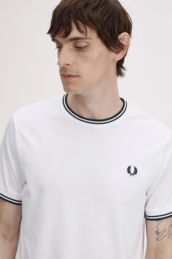 Fred Perry vit t-shirt herr med svarta detaljer och broderad logotyp
