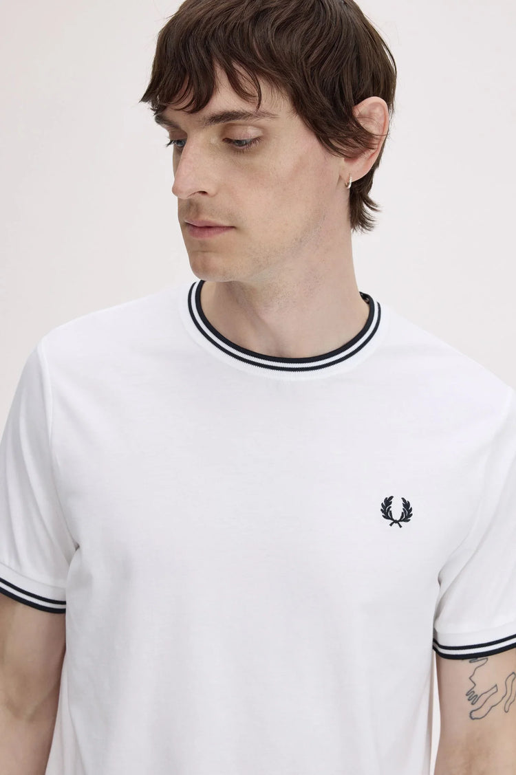 Fred Perry vit t-shirt herr med svarta detaljer och broderad logotyp