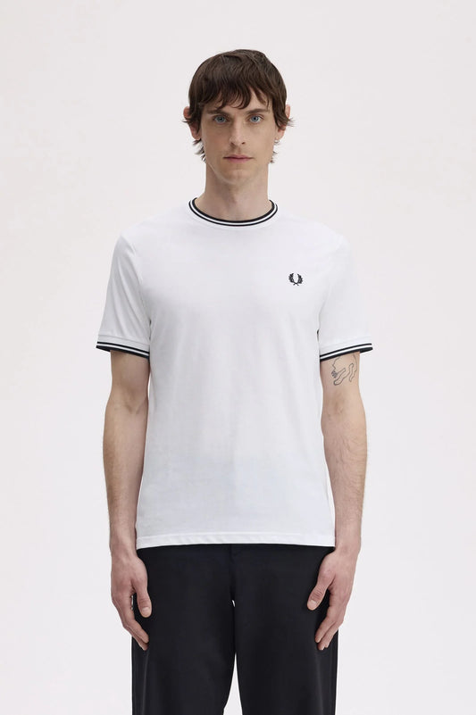 Fred Perry vit t-shirt herr med svarta ränder och logotyp