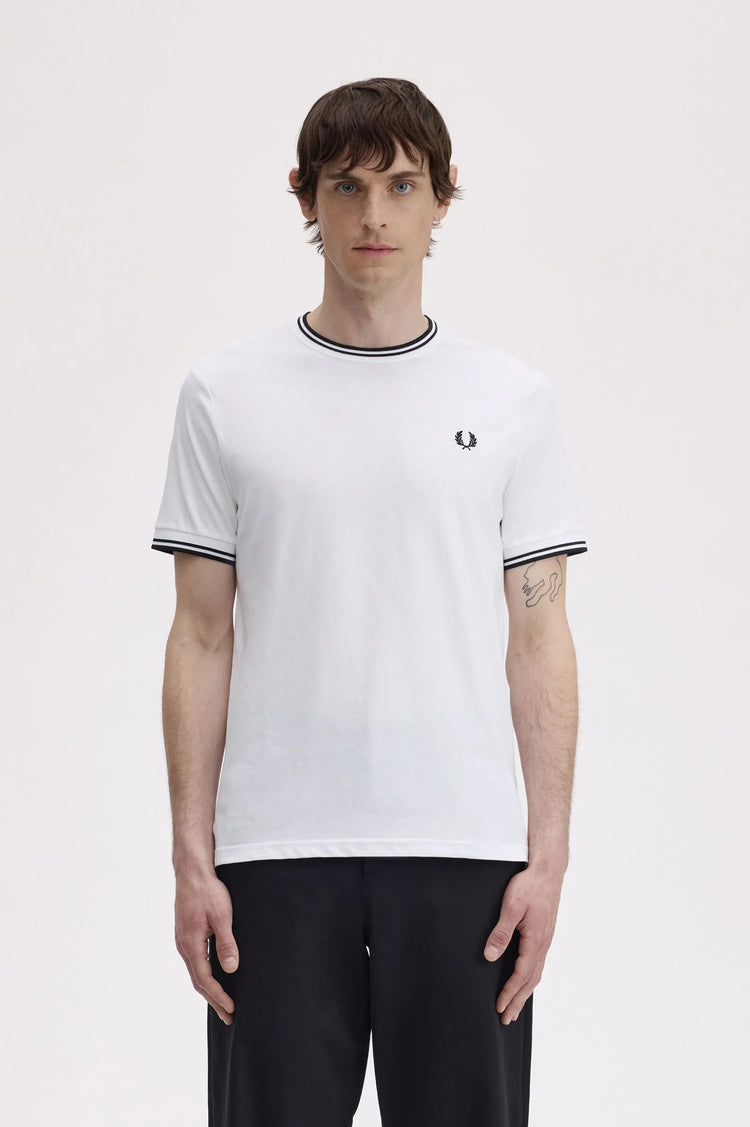 Fred Perry vit t-shirt herr med svarta ränder och logotyp