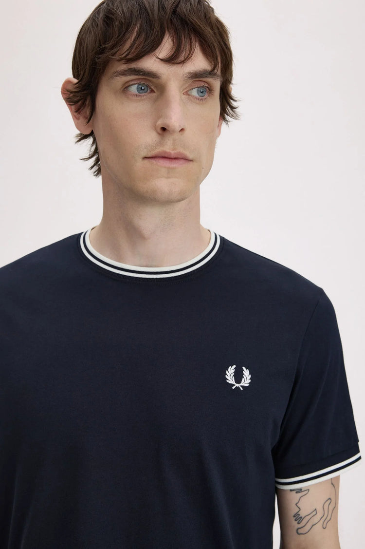 Fred Perry marinblå t-shirt herr med vit logotyp och kontrastkrage