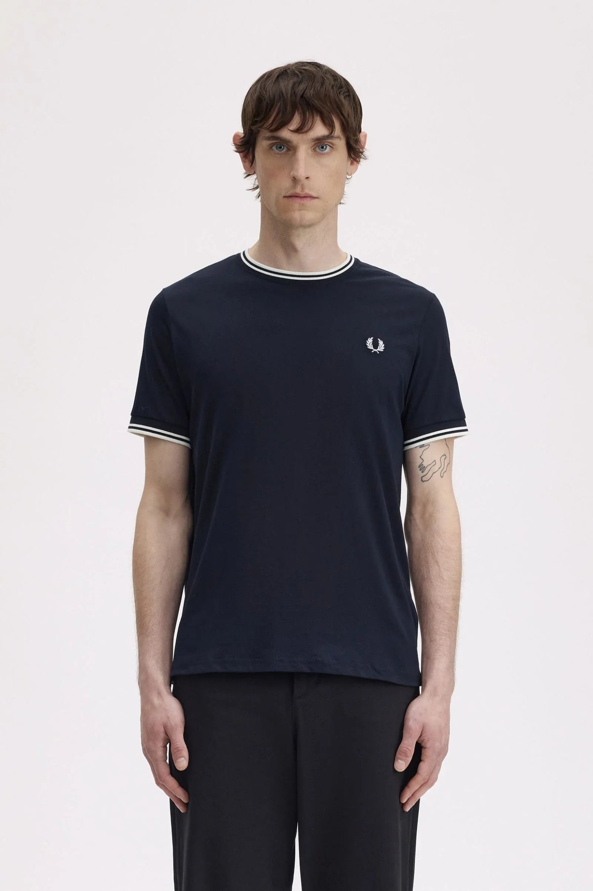 Fred Perry marinblå T-shirt herr med vita ränder och logga