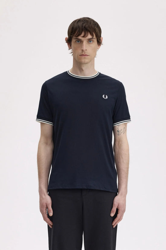 Fred Perry marinblå T-shirt herr med vita ränder och logga
