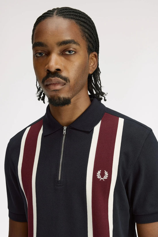 Fred Perry marinblå pikétröja herr med röda och vita ränder och dragkedja