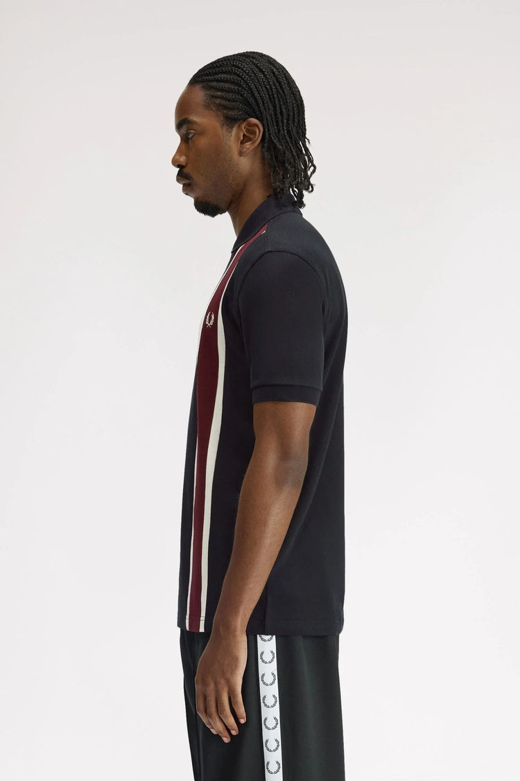 Fred Perry svart pikétröja herr med vinröda och vita ränder