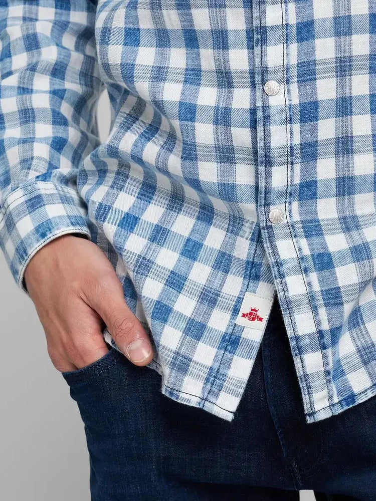 Herrskjorta i blåvitt rutigt mönster, manshand i jeansficka