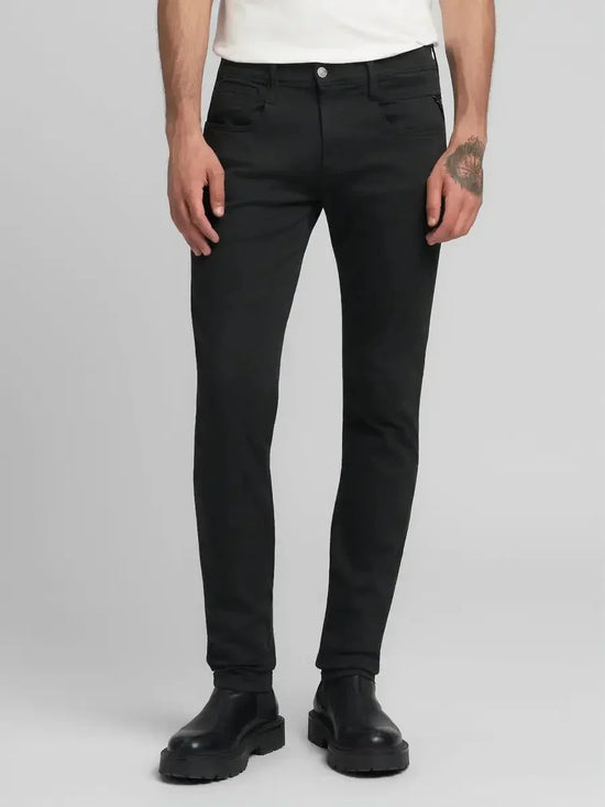 Svarta smala herrjeans med fem fickor, vit t-shirt och svarta boots