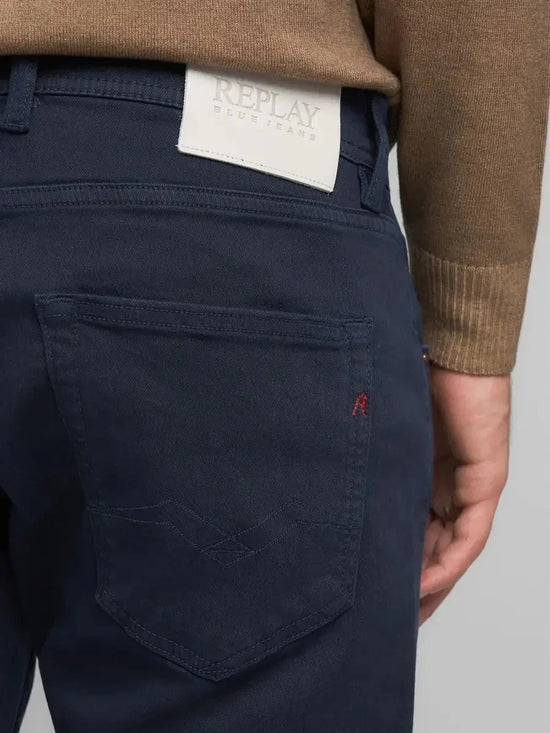 Bakficka på mörkblå herrbyxa, etikett och detaljsöm, klassiskt herrmode