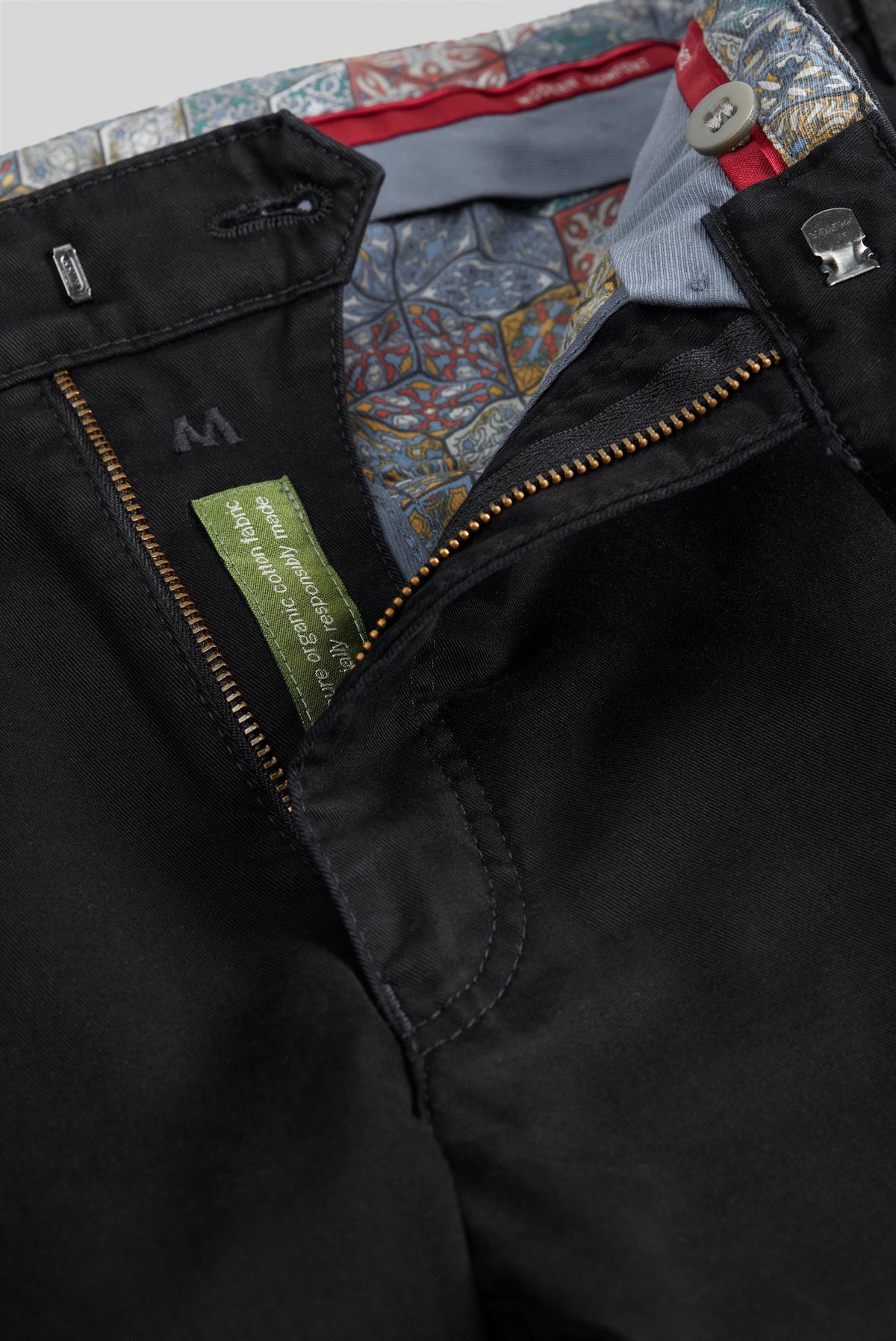 Roma Regular Chinos - Svart – närbild