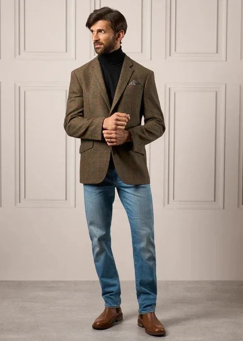 Surrey Hemlock herr tweed kavaj, klassisk stil, visas med svarta polotröja och jeans