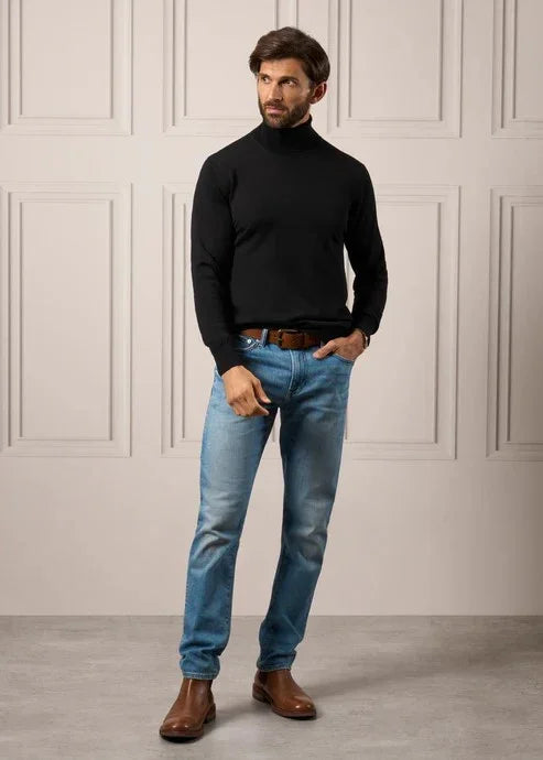Merino Wool herr polotröja – elegant svart roll neck jumper på man