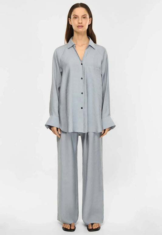 Milena stone blue skjorta och vida byxor i satin damset