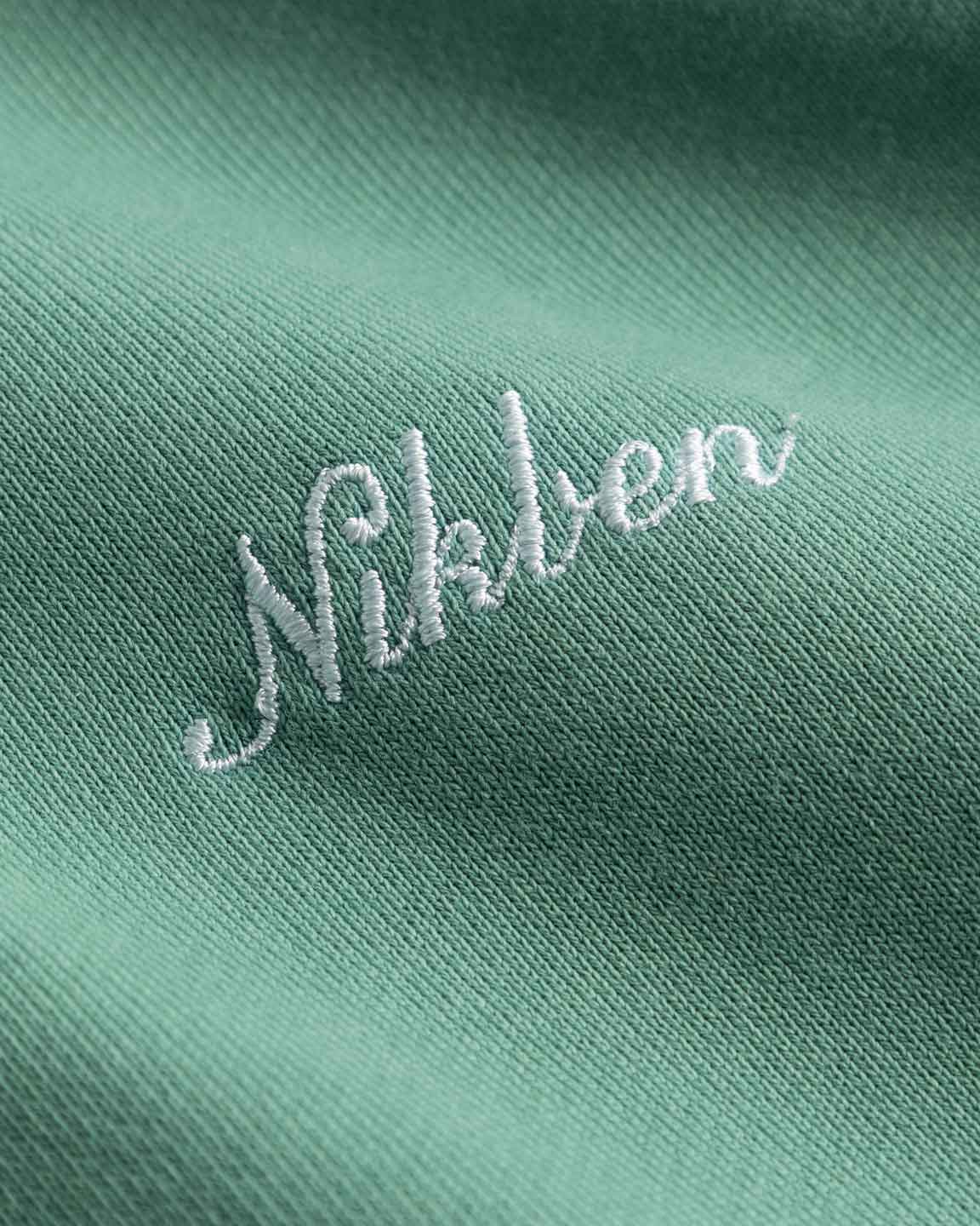 Mintgrön hoodie med vit broderad logo, närbild på herrkläder i bomullstyg