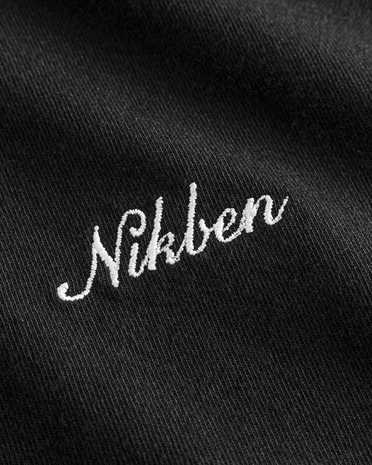 Nikben svart T-shirt med vit broderad logo herr