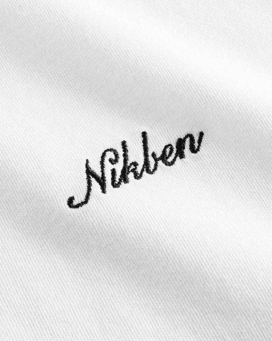 Nikben vit t-shirt herr med svart script-logo broderad