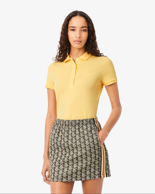Lacoste gul pikétröja och mönstrad kjol med sidoremsa dam