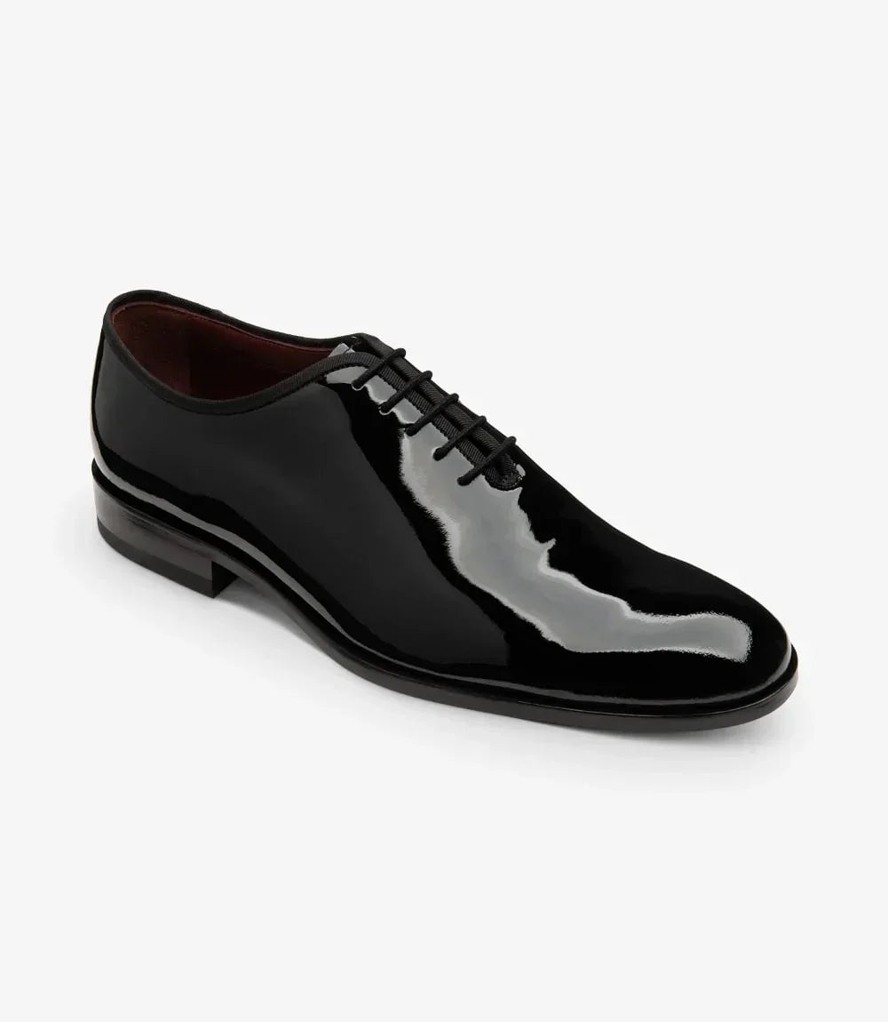 Svart lackad herrsko i klassisk oxfordstil med snörning, elegant herrmode.