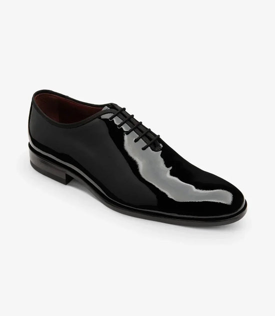Svart lackad herrsko i klassisk oxfordstil med snörning, elegant herrmode.