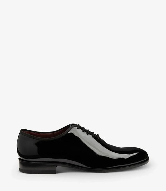 Svart lackskor för herr, klassisk snörsko med låg klack, elegant och formell stil.