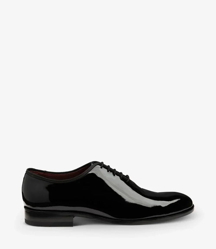 Svart lackskor för herr, klassisk snörsko med låg klack, elegant och formell stil.